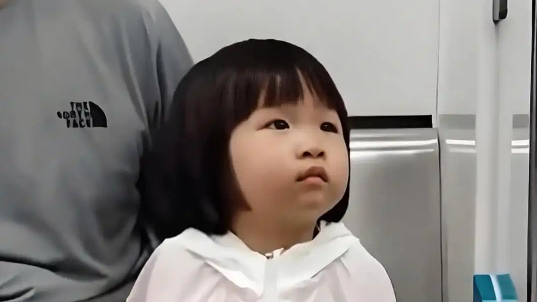 地铁播报“碧眼站到了” 小女孩闭眼热搜配图