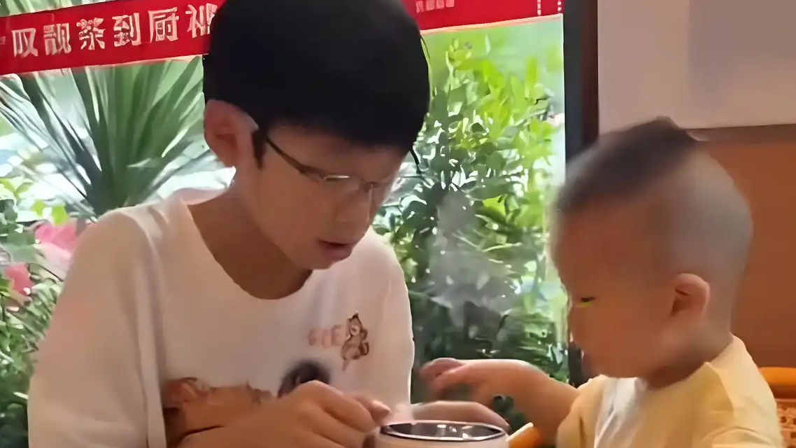 五年级男孩独自带仨孩子还打扫卫生热搜配图